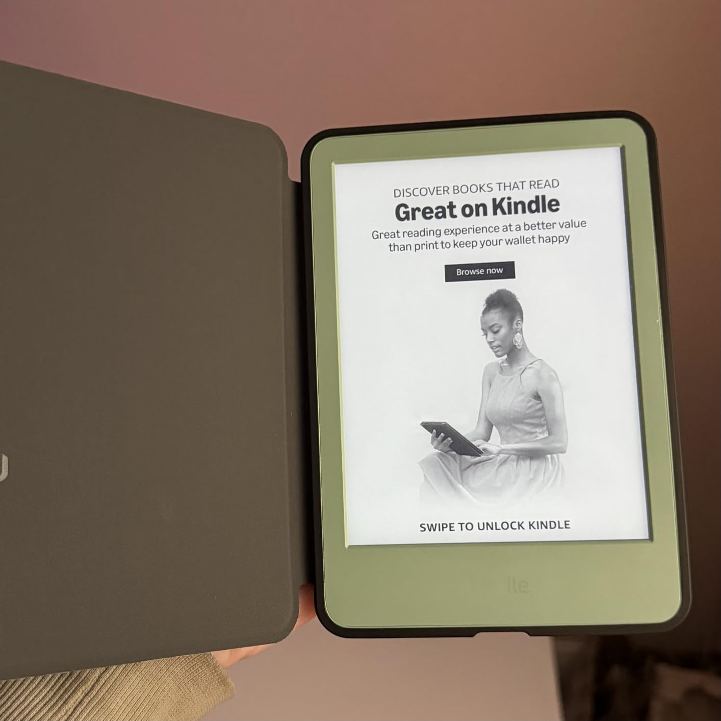 Amazon Kindle 16 GB (newest model) - Lightest and most compact Kindle, now with faster page turns, and higher contrast ratio, for an enhanced reading experience - Black customer photo 1