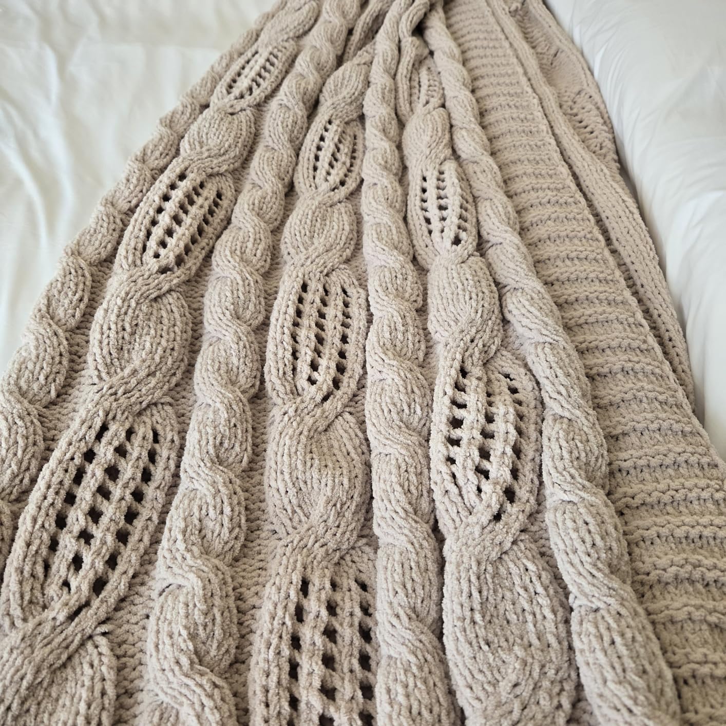 Amélie Home Chunky Knit Throw Blanket, Dual-Sided Soft Chenille Breathable Cable Knitted Blanket for Couch, Farmhouse Decorative Throw for Sofa & Chair, 50