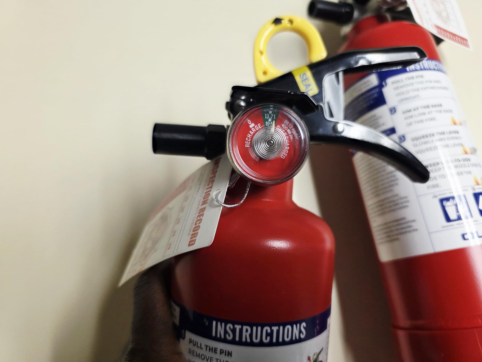 Ougist ABC Fire Extinguisher for Home & Vehicle - 2.5 lb 1-A:10-B:C Rated, Dry Chemical Fire Safety with Quick-Release Handle, Certified for Kitchen/Car/Boat Use-Model FF1KG customer photo 1