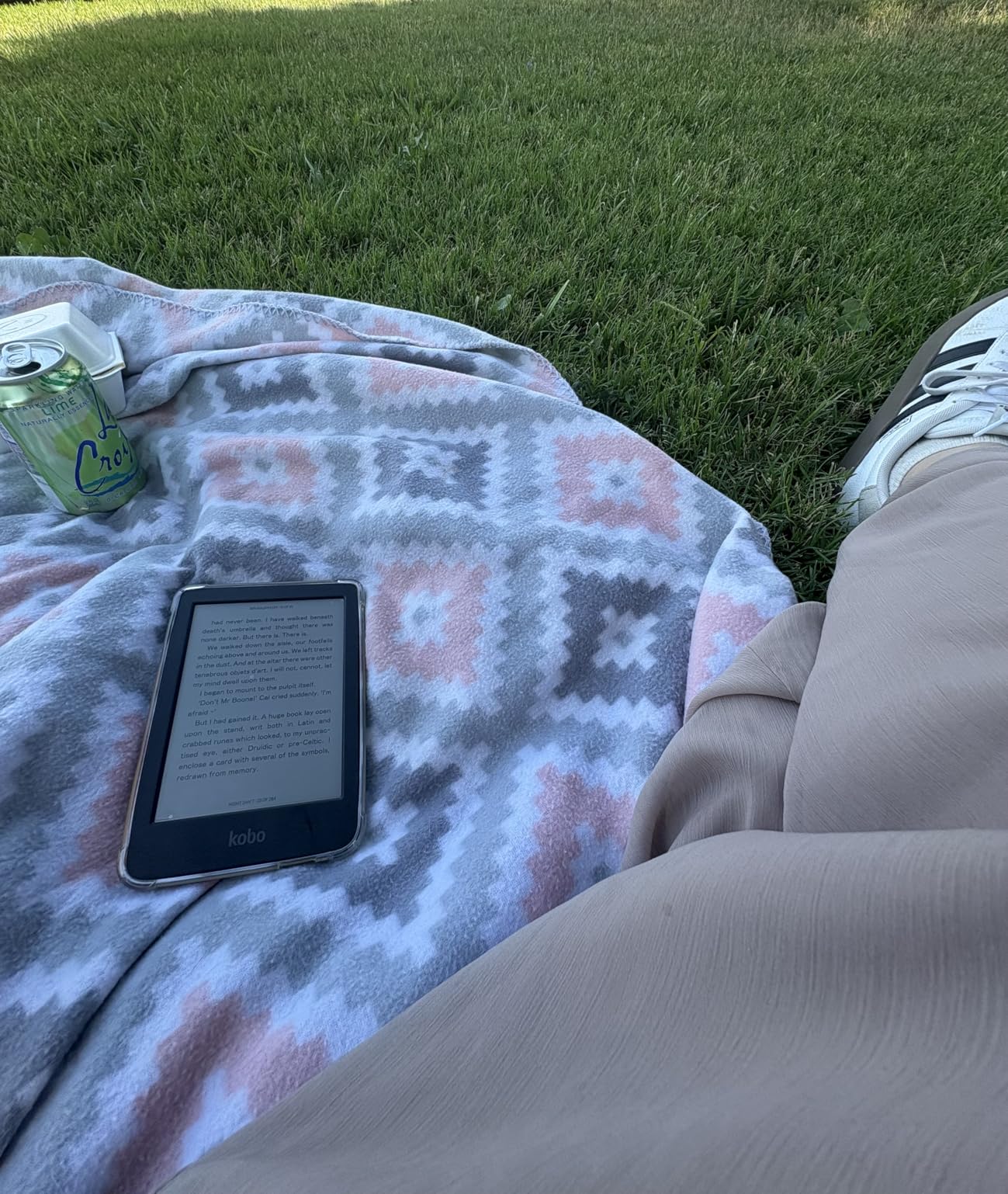 Kobo Clara Colour | eReader | 6” Glare-Free Colour E Ink Display | Dark Mode Option | Waterproof | Audiobooks | 16GB of Storage | Black customer photo 2