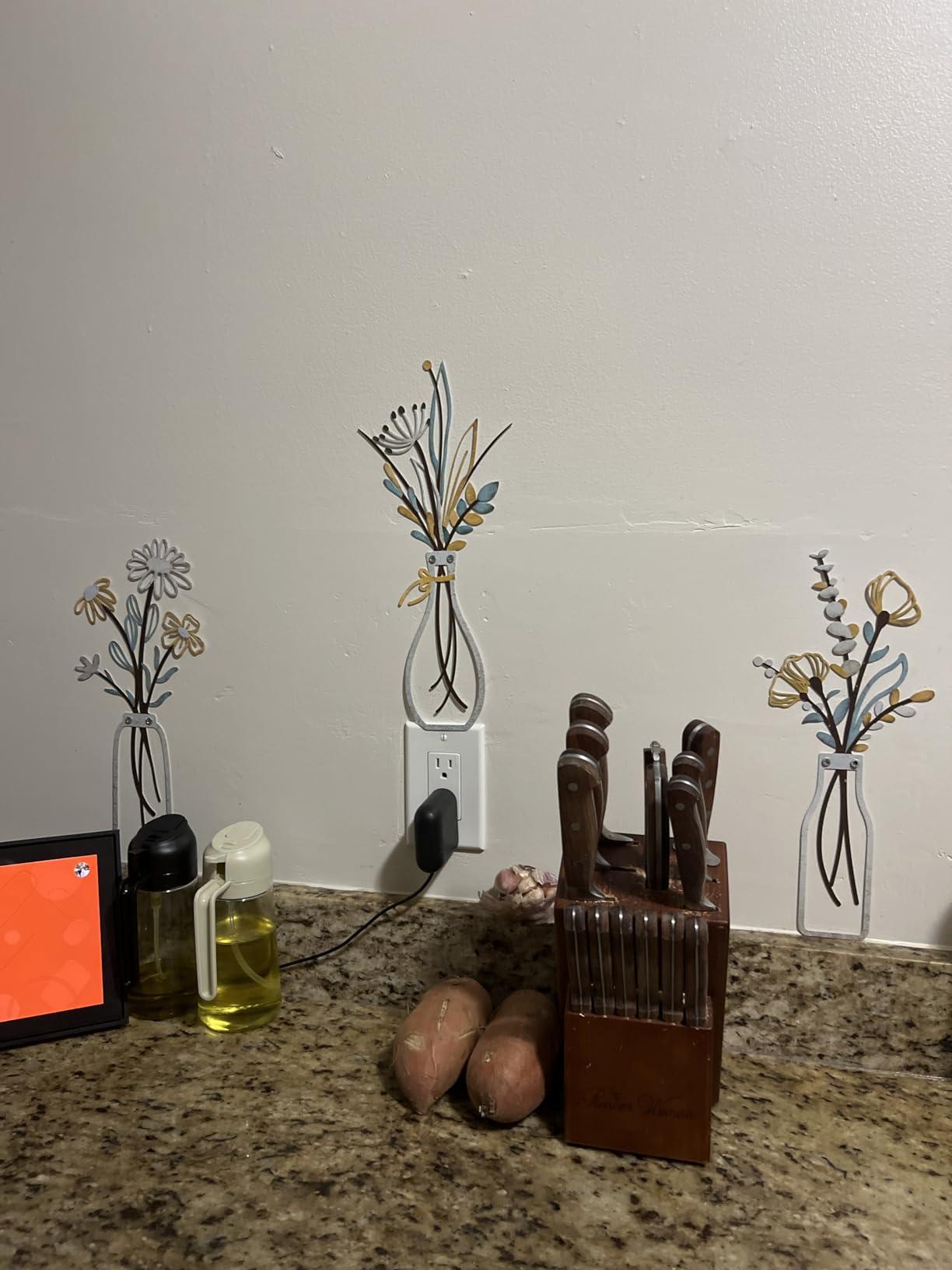 Pigort 3 Pieces Metal Flowers Wall Art - Rustic Farmhouse Decor Minimalist Decor for Living Room Bathroom Bedroom Dining Room, Housewarming Gifts Christmas Decoration (Beige, Vase-C) customer photo 1
