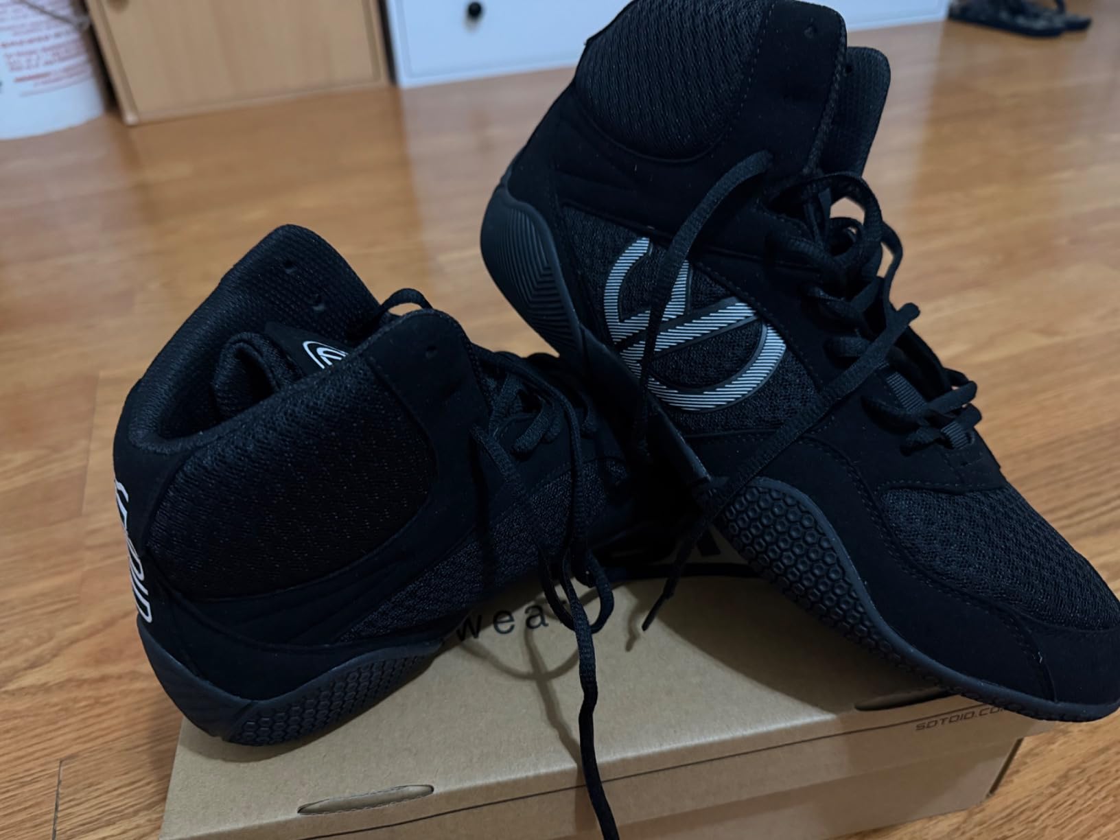 Men's Wrestling Shoes with Lightweight,Sdtdid Boxing Shoes Made of Micro Suede for Gym,Powerlifting,Bodybuilding,Training Etc. customer photo 1