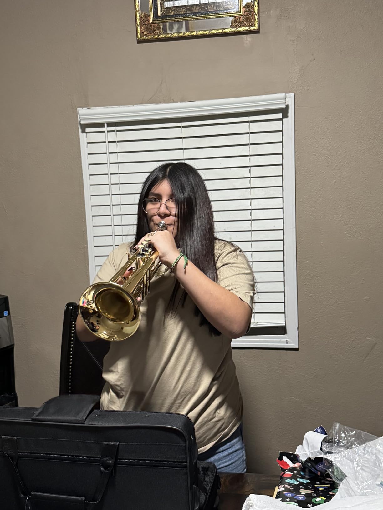 Yinfente Bb Standard Trumpet Set for Beginner or Advance Student, Brass Student Trumpet Instrument With Hard Case, 7C Mouthpiece, Cleaning Kit, White Gloves Glod customer photo 2