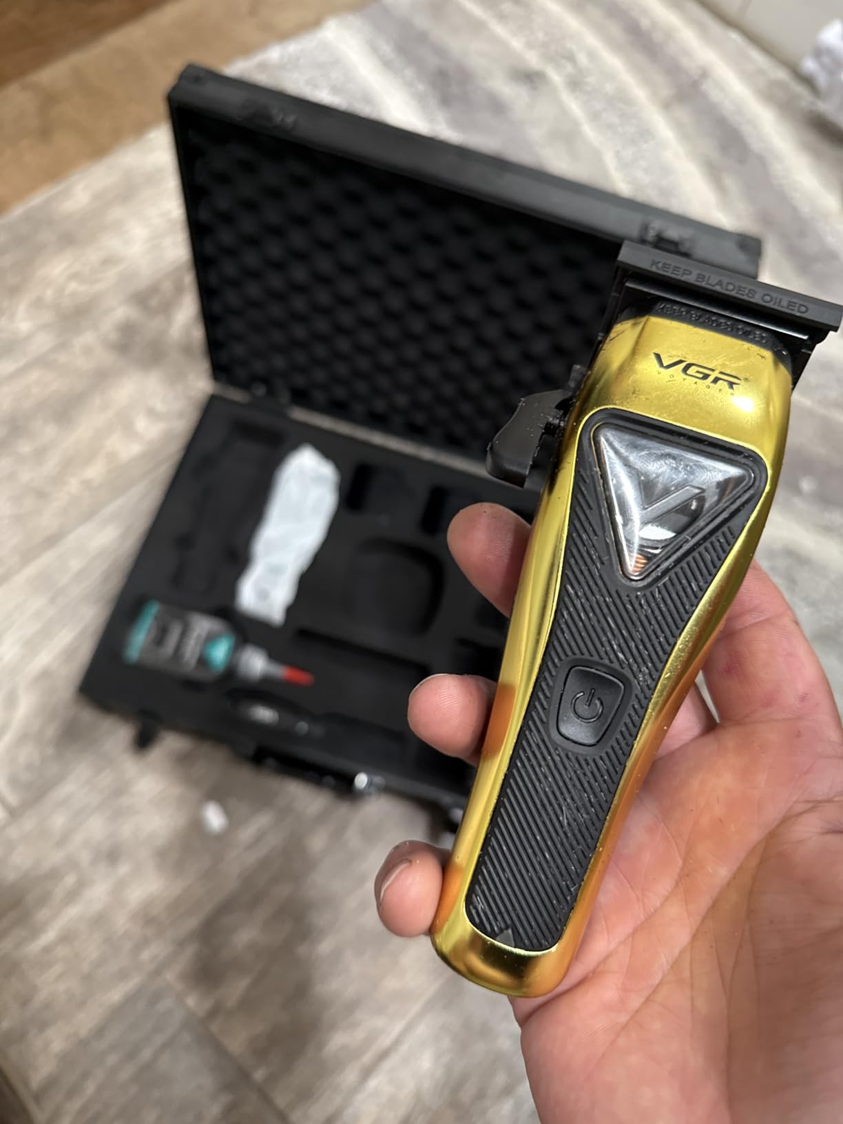 VGR 015 Professional Cordless Hair Clippers for Men, 9000 RPM Vector Motor Hair Trimmer DLC-Blade Barber Clipper for Hair Cutting with Metal Body, 1 Modular Lid in Black, Travel Case customer photo 2