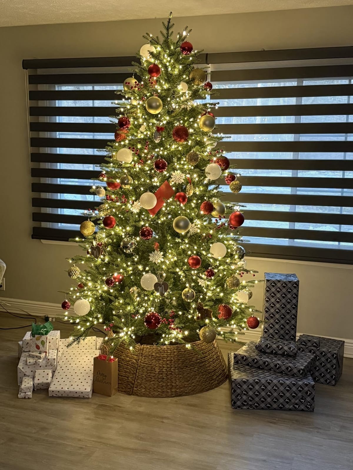 Best Choice Products 42in Christmas Tree Collar, Woven Hyacinth 4-Piece Holiday Rattan Tree Skirt Accessory for Home w/Cord Cut-Out - Chestnut customer photo 2