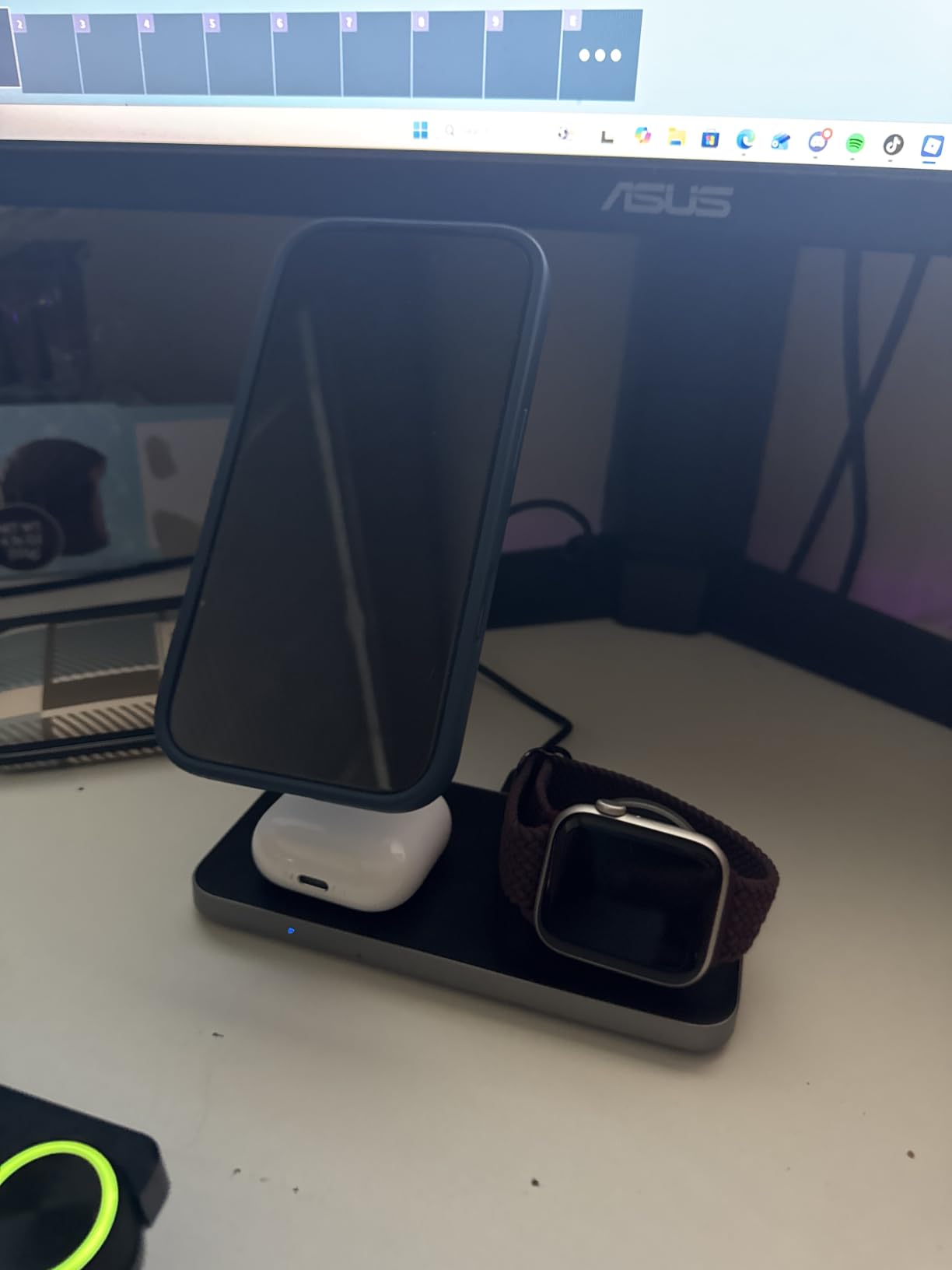 UEQ Foldable 3 in 1 Wireless Charging Station for Apple Magsafe Charger Stand,Fast Magnetic Wireless Charger Station for iPhone 17 Air 16 15 14 13 12 Series,Airpods Pro,Apple Watch Ultra (Pure Black) customer photo 2