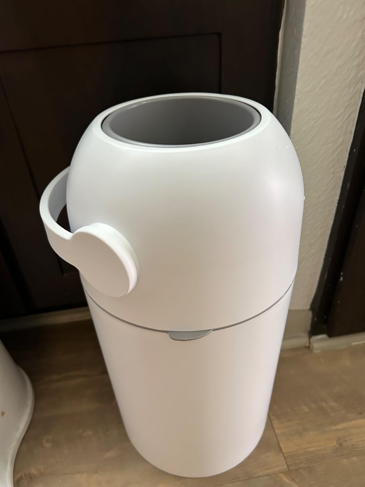 L.A. BABY Magic Diaper Pail - Patented 100% Odor-Free System with Child-Safe Lock - Award-Winning Design - No Refills Required - Works with Regular Trash Bags - White customer photo 1