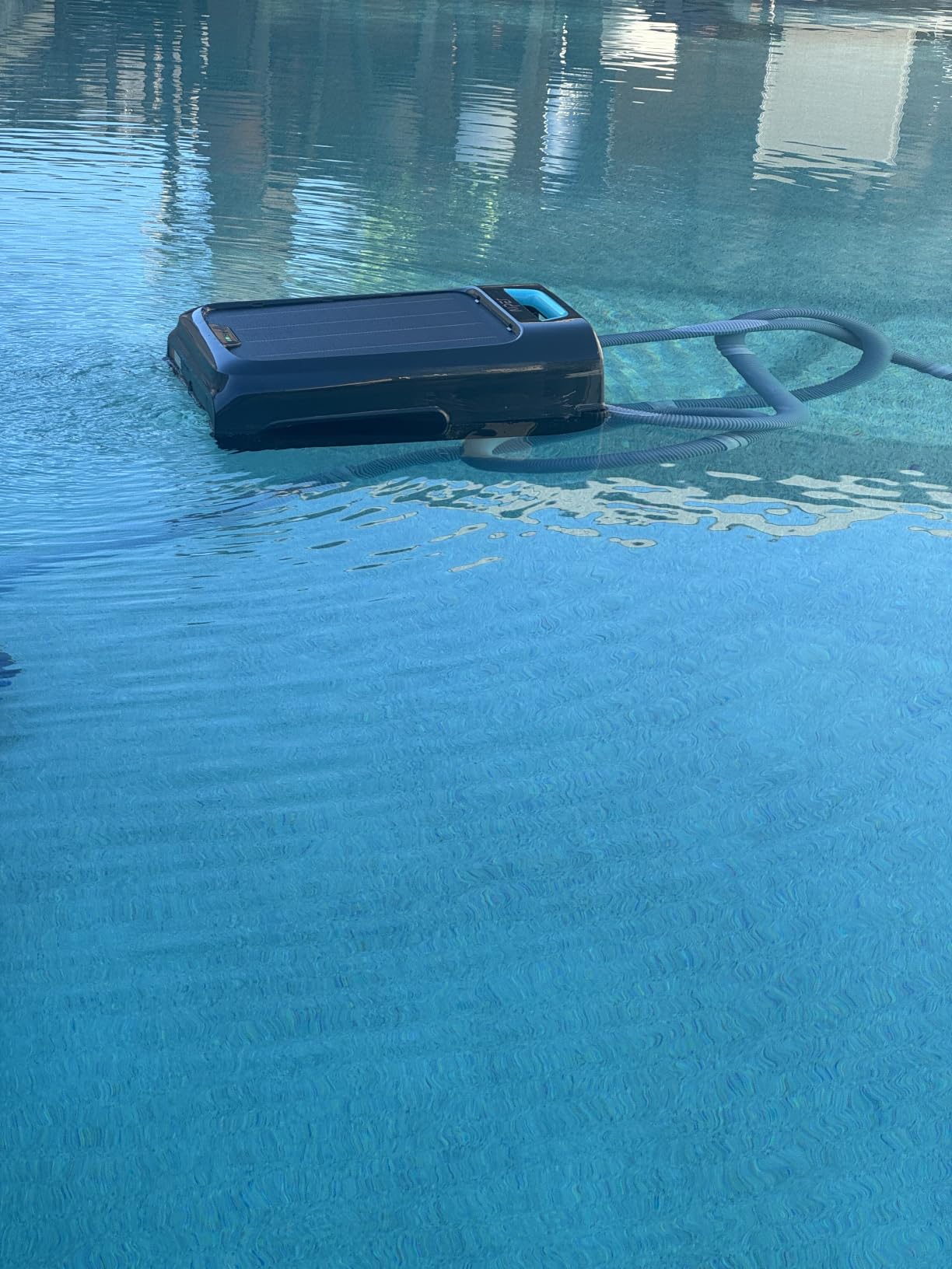 AIPER EcoSurfer S2 Solar Pool Skimmer Robot 24/7 Continuous Cleaning, Gray | App Support, Dual Charging Modes, Smart Obstacle Avoidance, 150-um Filtration, OTA Upgrade, Leak-Proof Baffle, Edge Cleaning customer photo 1