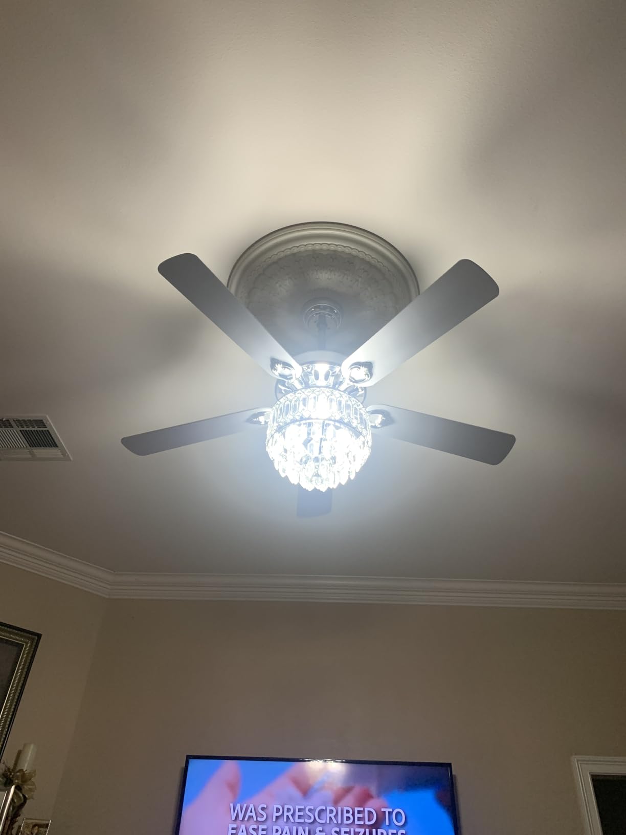 evelor 6-Pack A19 LED Light Bulbs,60 Watt Equivalent,Daylight 5000K customer photo 2