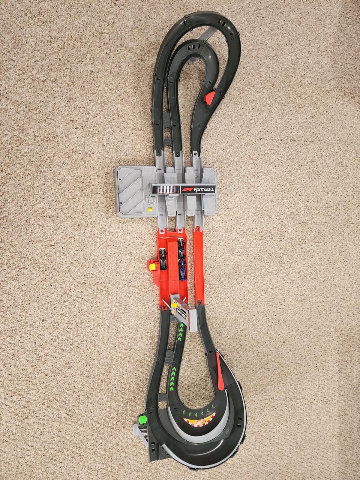 Hot Wheels Formula 1® Grand Prix Circuit & 3 Cars (Teams May Vary) customer photo 1