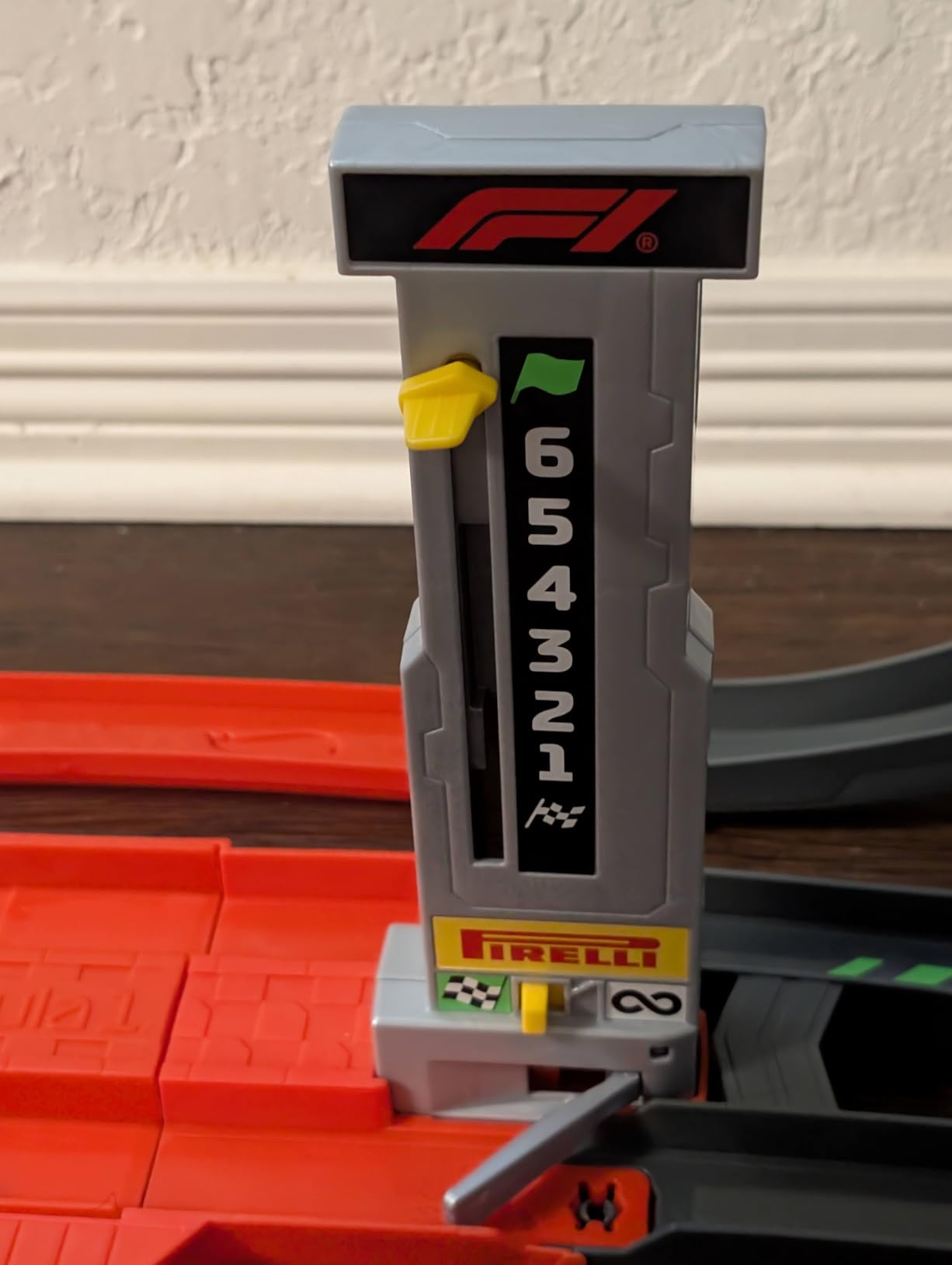 Hot Wheels Formula 1® Grand Prix Circuit & 3 Cars (Teams May Vary) customer photo 2