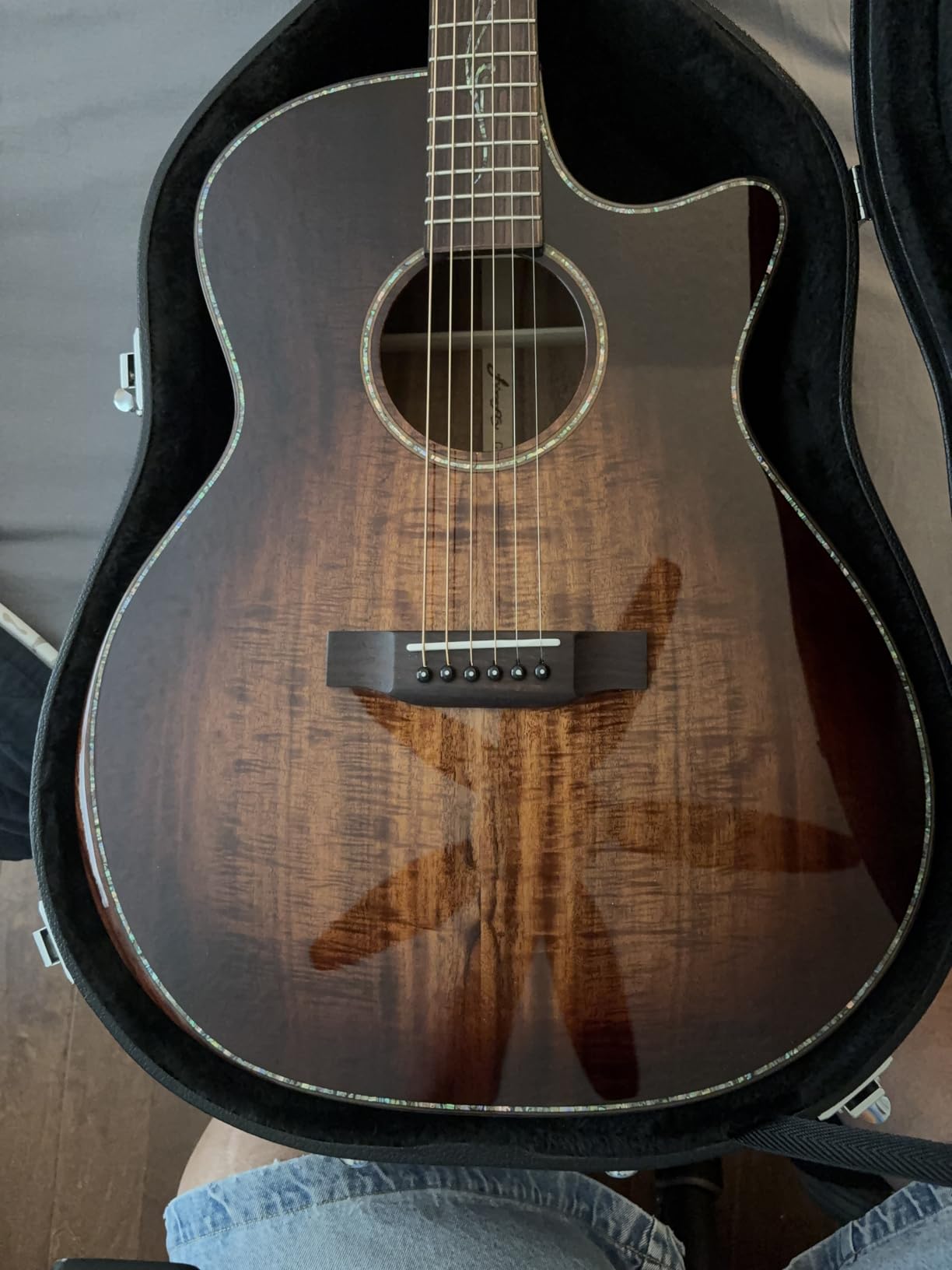 VEVOR Acoustic Guitar Hard Case, 43.31 in Gourd-Shaped Guitar Hard Case, With Lock Latch Key Handle, PVC Padding Soft Lining Water-Resistant Hard Shell Guitar Case, for 39-41 in Acoustic Guitar, Black customer photo 1