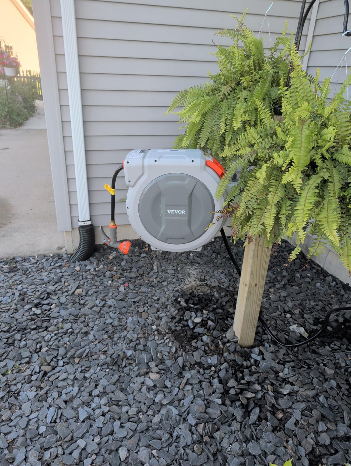 VEVOR Retractable Garden Hose Reel, 5/8 Inch x 100 ft Wall Mounted Hose Reel, Heavy Duty Garden Hose Reel with 9 Patterns Nozzle, Any Length Lock, Upgraded Slow Return System and 180°Swivel Bracket customer photo 1