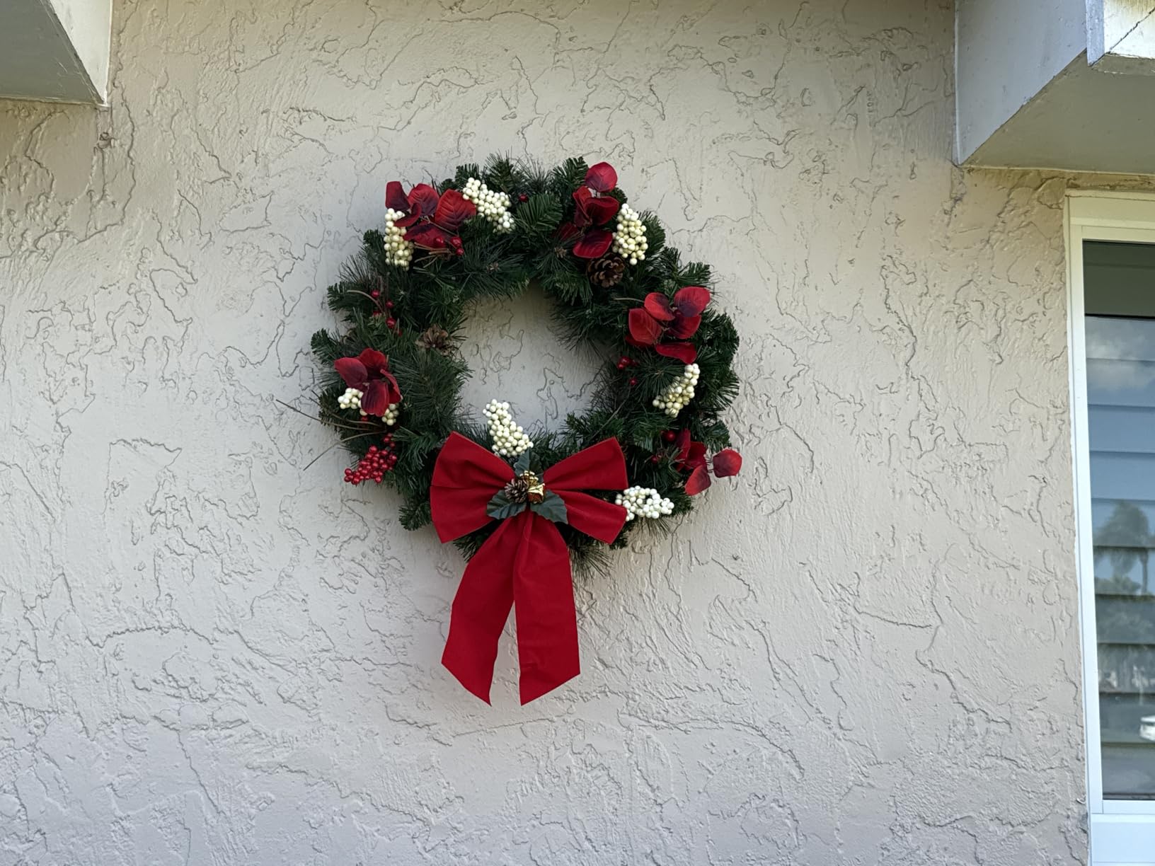 Brightown 24 Inch Pre-Lit Christmas Wreaths for Front Door, 50LED customer photo 1