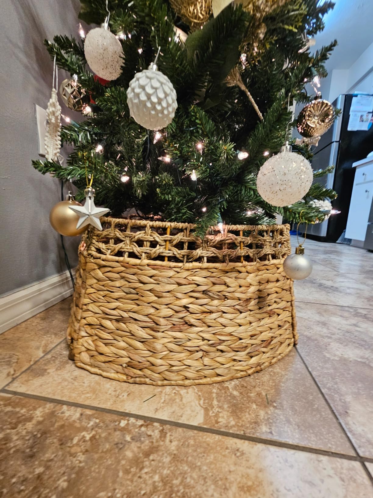 Brightown 24 Inch Pre-Lit Christmas Wreaths for Front Door, 50LED customer photo 2