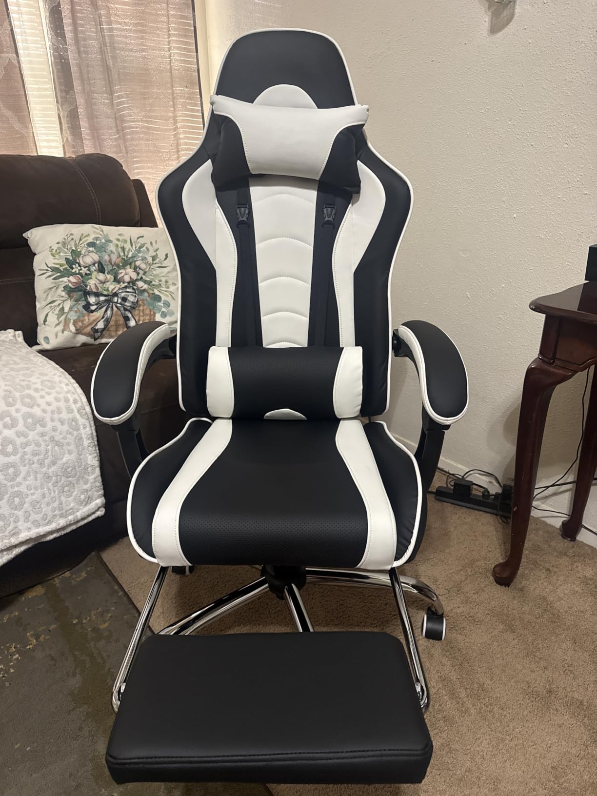 Yaheetech Gaming Chair with Footrest Massage Lumbar Pillow Reclining Black customer photo 1