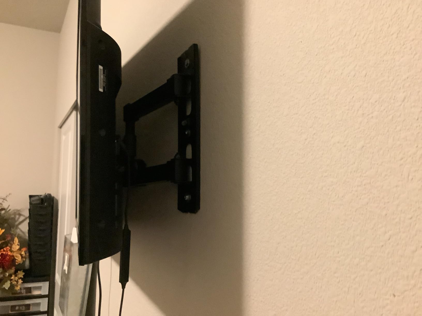 Mount-It Corner Full Motion TV Wall Mount, Long Arm 37.2