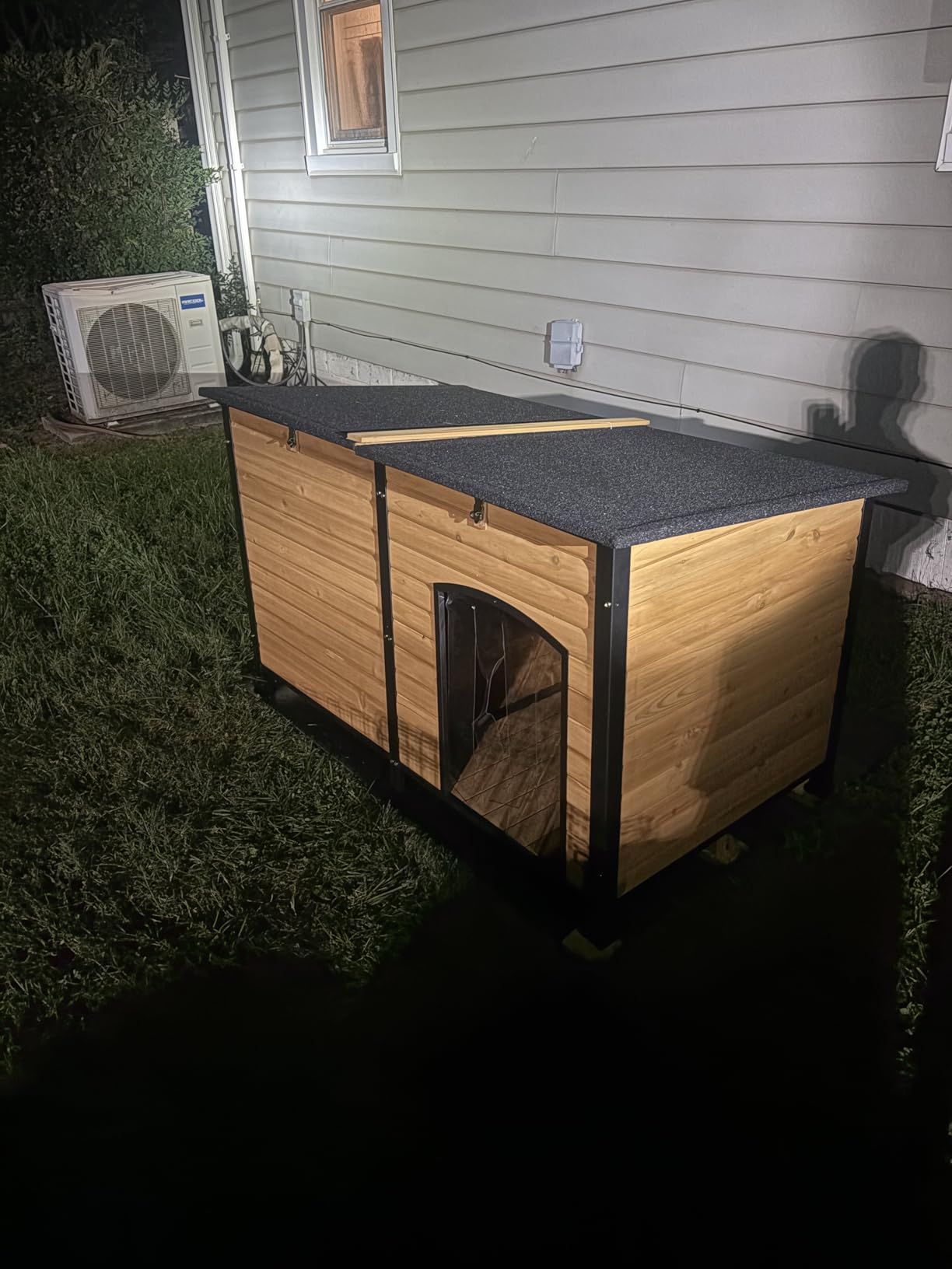 GUTINNEEN Large Outdoor Insulated Dog House Weatherproof Dog Kennel Indestructible Dog Shelter with Chew-Proof Full Metal Frame, Openable Roof for Small to Large Dog Breeds (33.5
