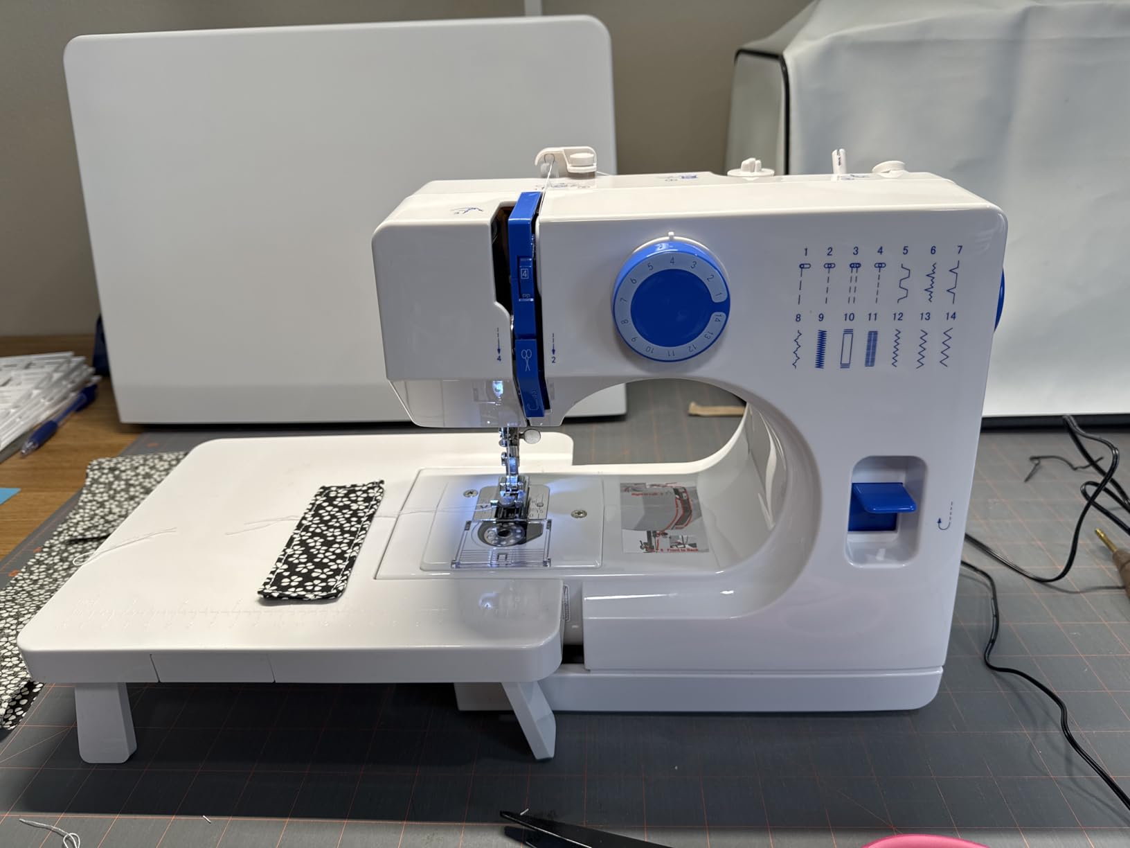 Portable Mini Sewing Machine for Beginners, 14 Stitches, Easy Dial Control, LED Light & Extension Table, Compact Lightweight for Home DIY Mending, Ideal Gift for Kids Adults Bright pink customer photo 2
