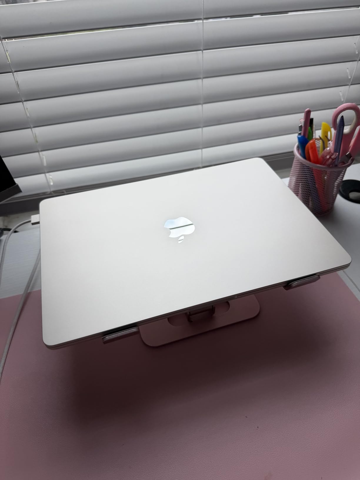 Apple 2026 MacBook Air 15-inch Laptop with M5 chip: Built for AI, 15.3-inch Liquid Retina Display, 16GB Unified Memory, 512GB SSD, 12MP Center Stage Camera, Touch ID, Wi-Fi 7; Starlight customer photo 1