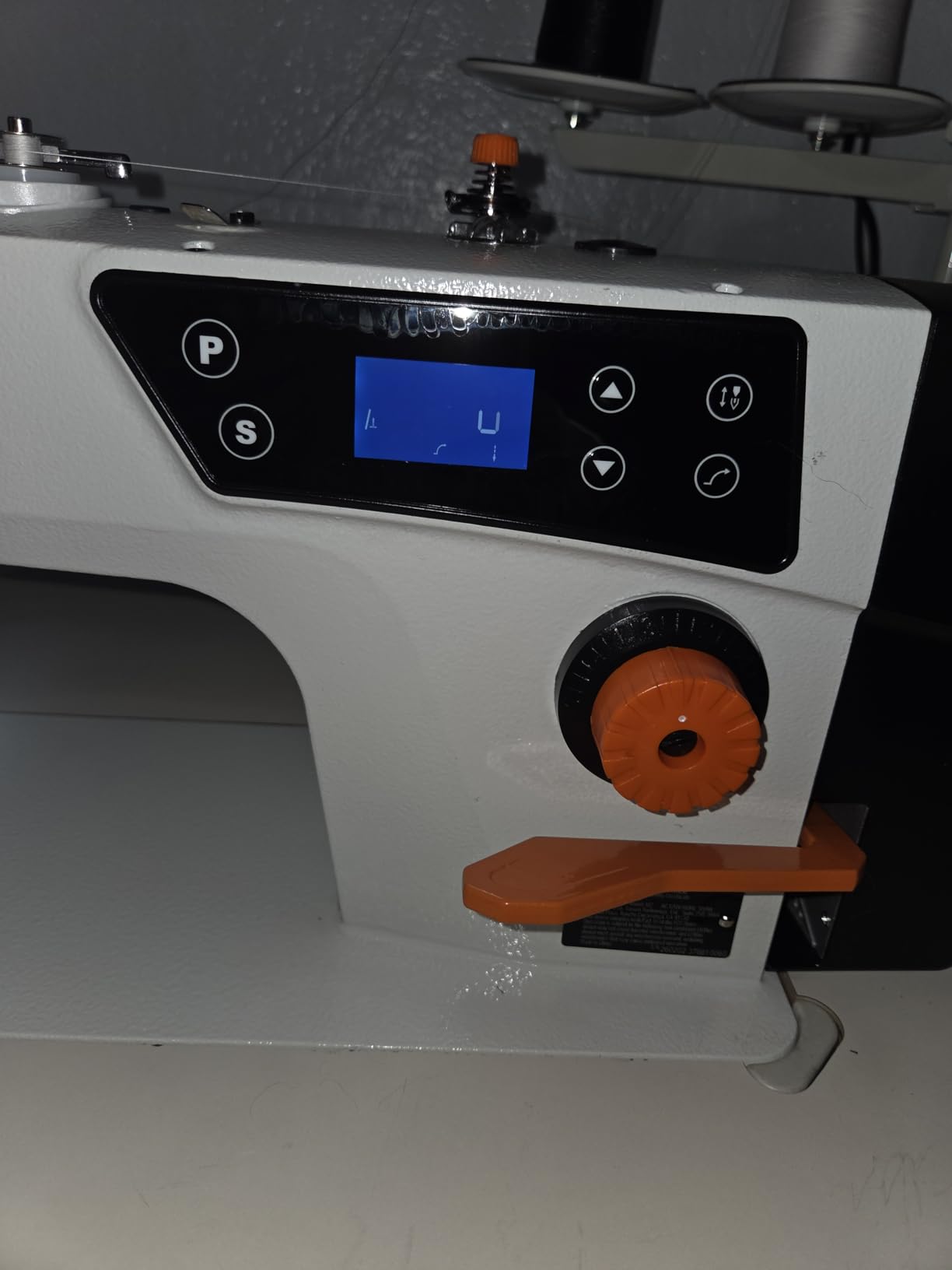 VEVOR Industrial Lockstitch Sewing Machine, 550W Commercial Set with Servo Motor & Table Stand, 5000 SPM High Speed, Metal Frame, LCD Panel, LED Light for Cotton Wool Denim Leather Canvas customer photo 2