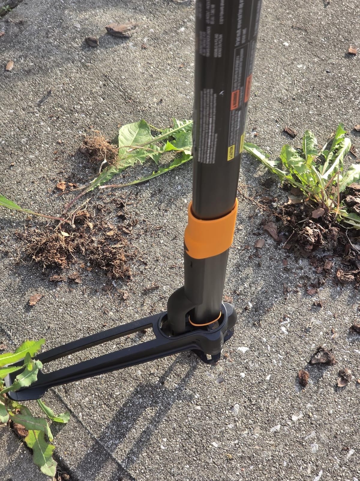 Fiskars Deluxe Stand-Up Weed Puller Tool, 4 Serrated Stainless Steel Claws customer photo 2