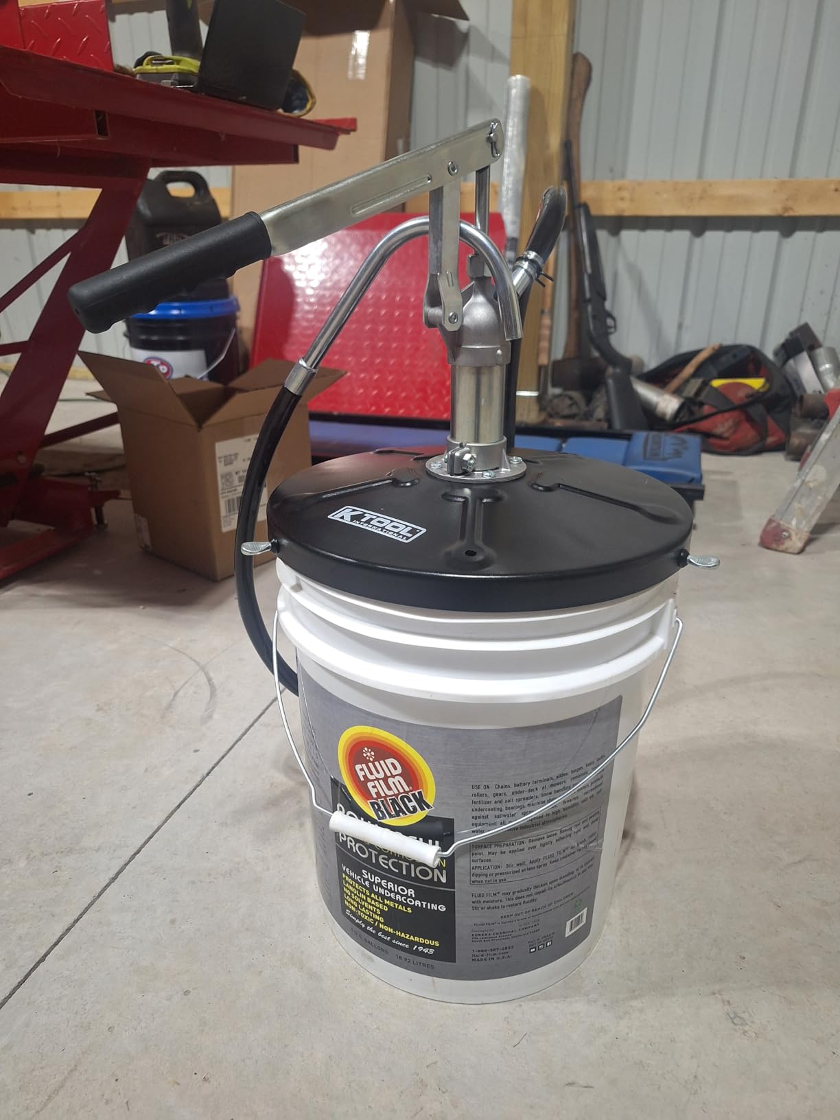 K Tool International 73993 Lever Action Bucket Pump with 4' PVC Hose for Garages, Repair Shops, and DIY, 5 Gallon, 2.14 oz. Per Stroke, 12