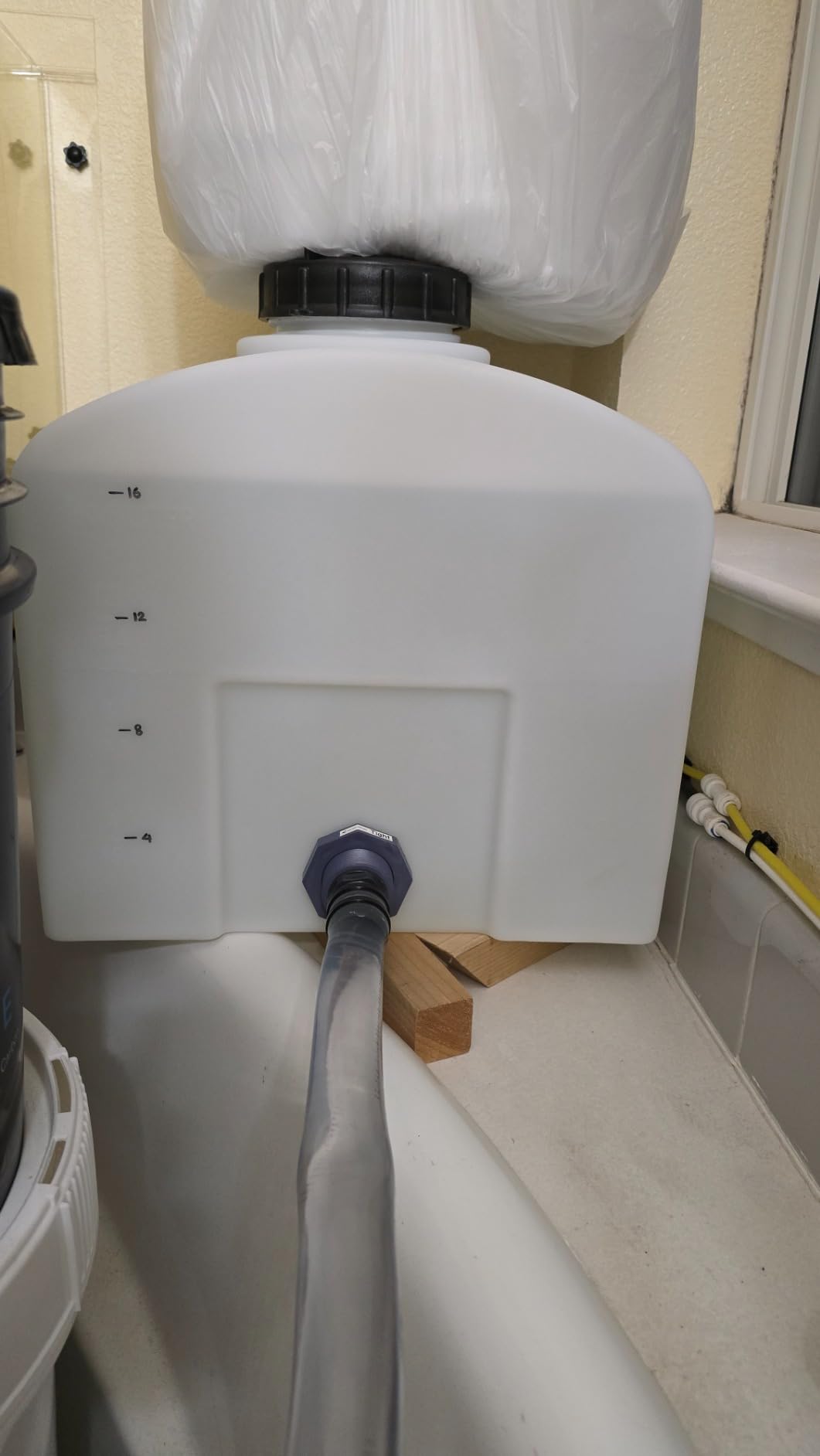 RomoTech 82123899 26 Gallon Square Polyethylene Water Storage Tank customer photo 1
