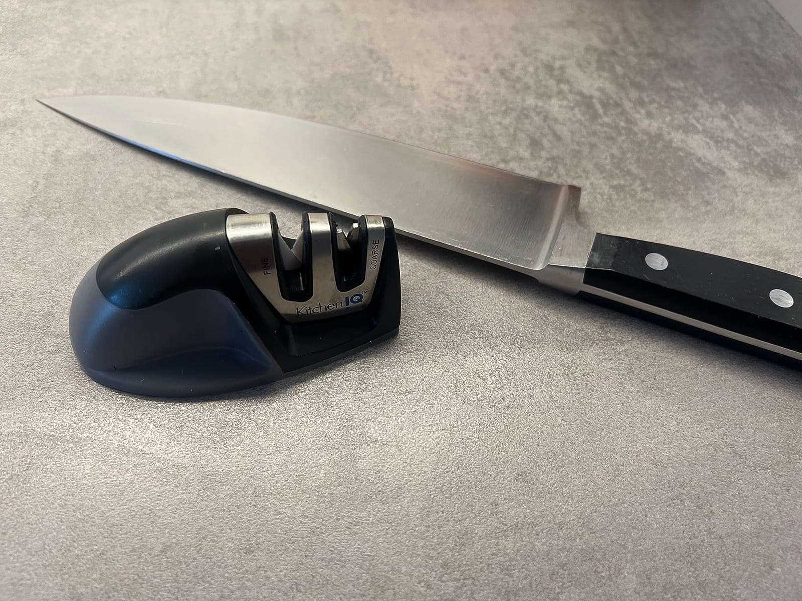 KitchenIQ 50881 - Edge Grip 2-Stage Knife Sharpener - Green - Coarse & Fine Sharpeners -Compact for Easy Storage - Stable Non-Slip Base - Soft Grip Rubber Handle - Straight & Serrated Knives customer photo 2