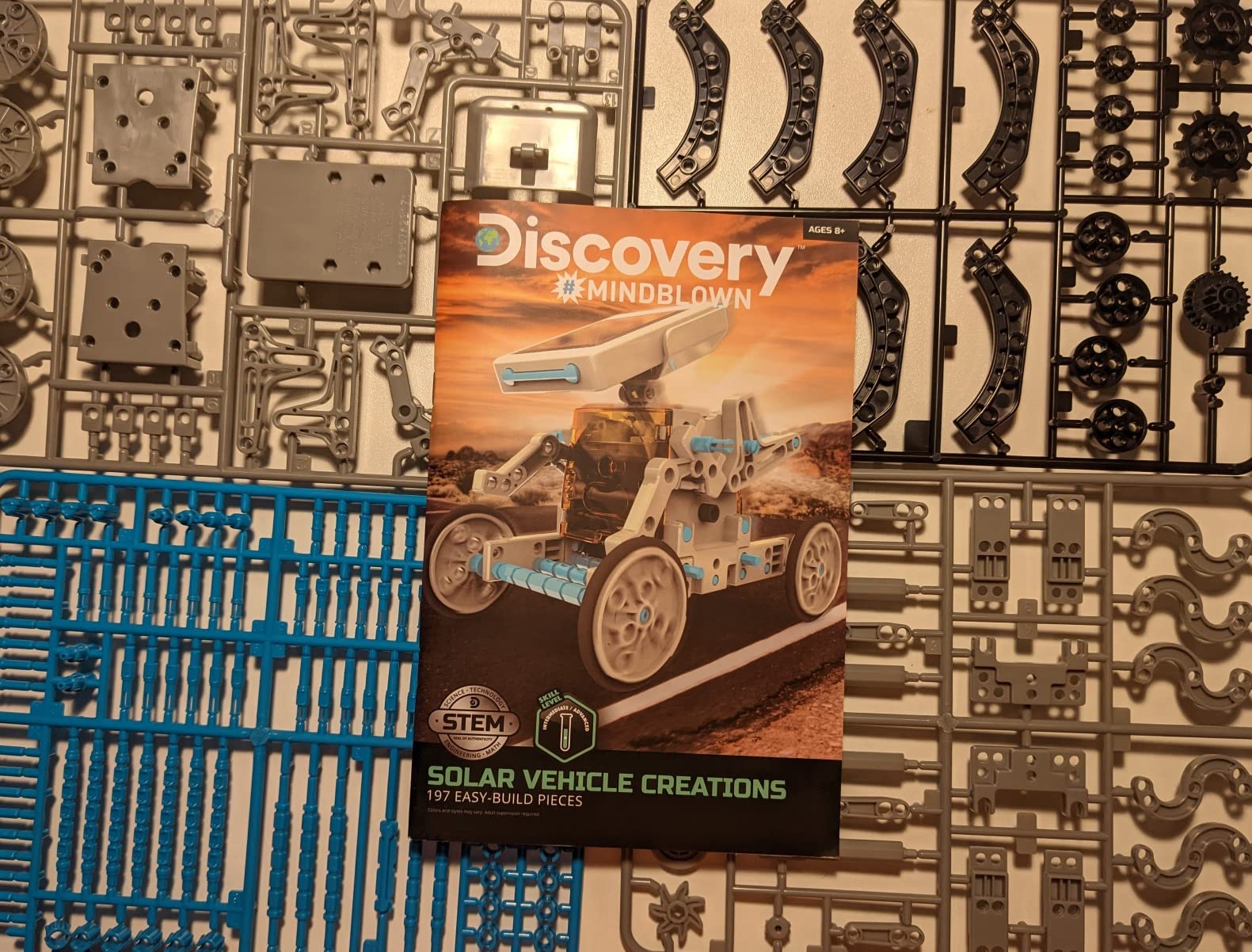 Discovery™ STEM 12-in-1 Solar Robot Creation 197-Piece Kit with Working Solar Powered Motorized Engine and Gears, Construction Engineering Set for Ages 8 and Up customer photo 2