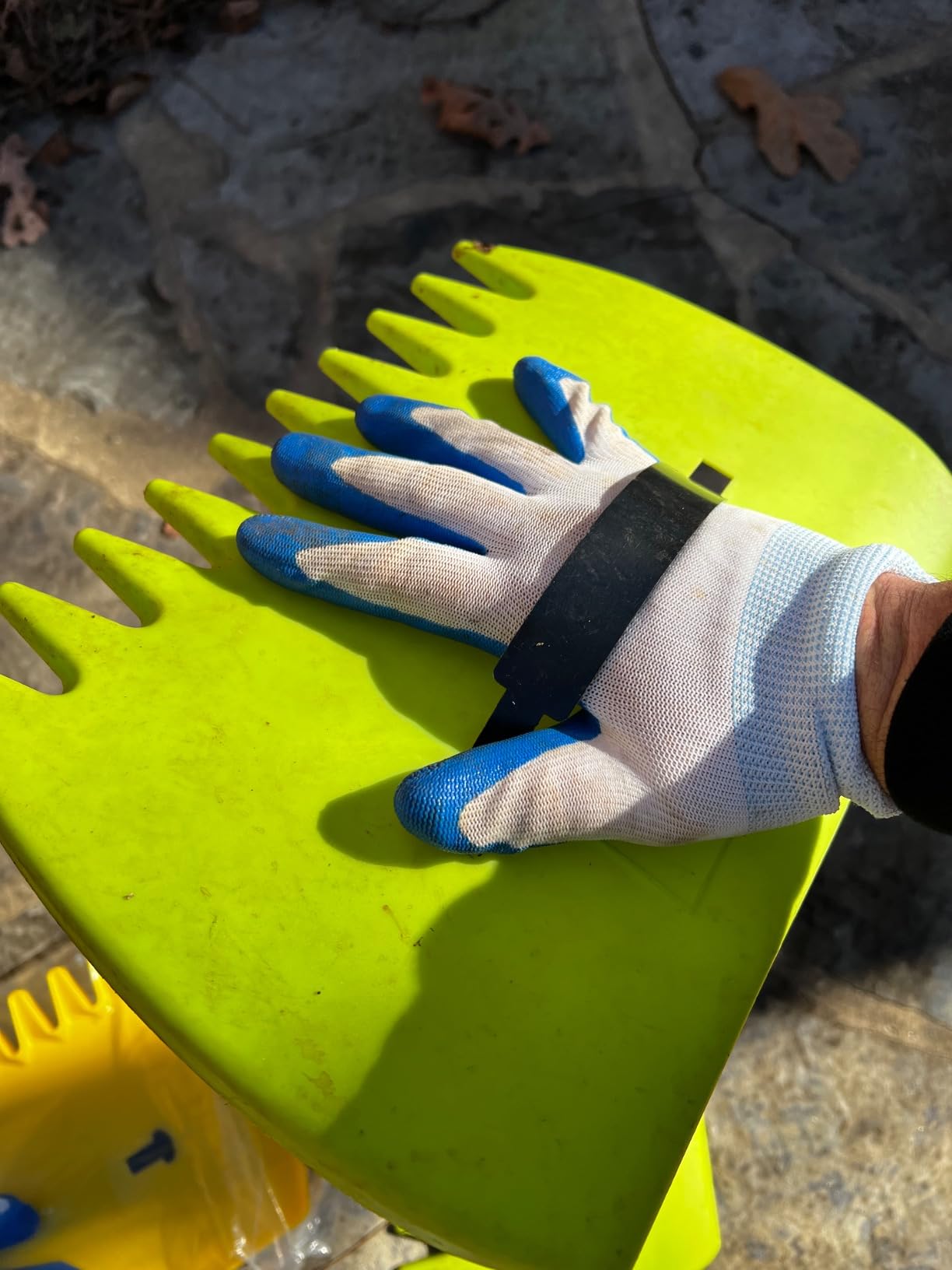 2 Sets Leaf Scoops Hand Rakes, Leaf Scoops and Claws with 2 Pairs Gloves, Lightweight Plastic Leaf Scoop, Large Leaf Grabbers for Picking Up Leaves, Clippings, Grass(2 Sets,Yellow+Green) customer photo 1