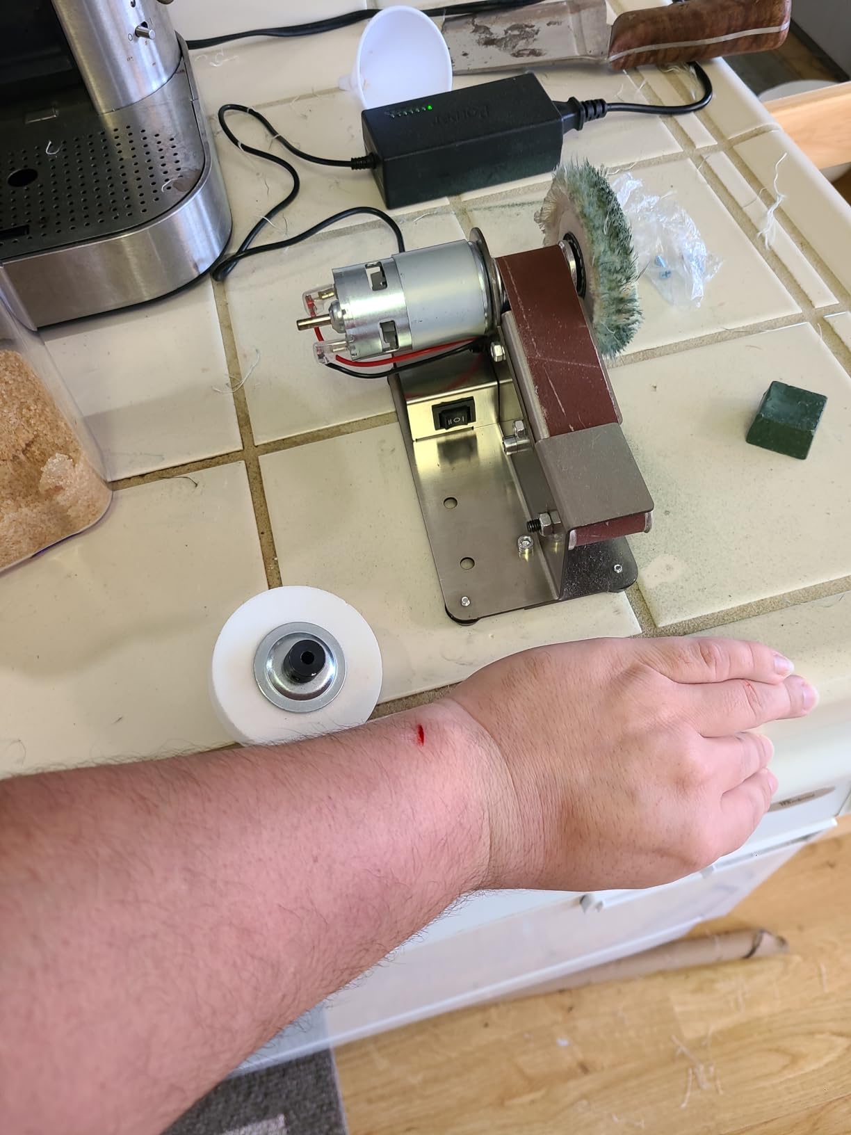 Mini Belt Sander, 7-Speed Knife Sharpener, 15-Degree Grinder customer photo 1