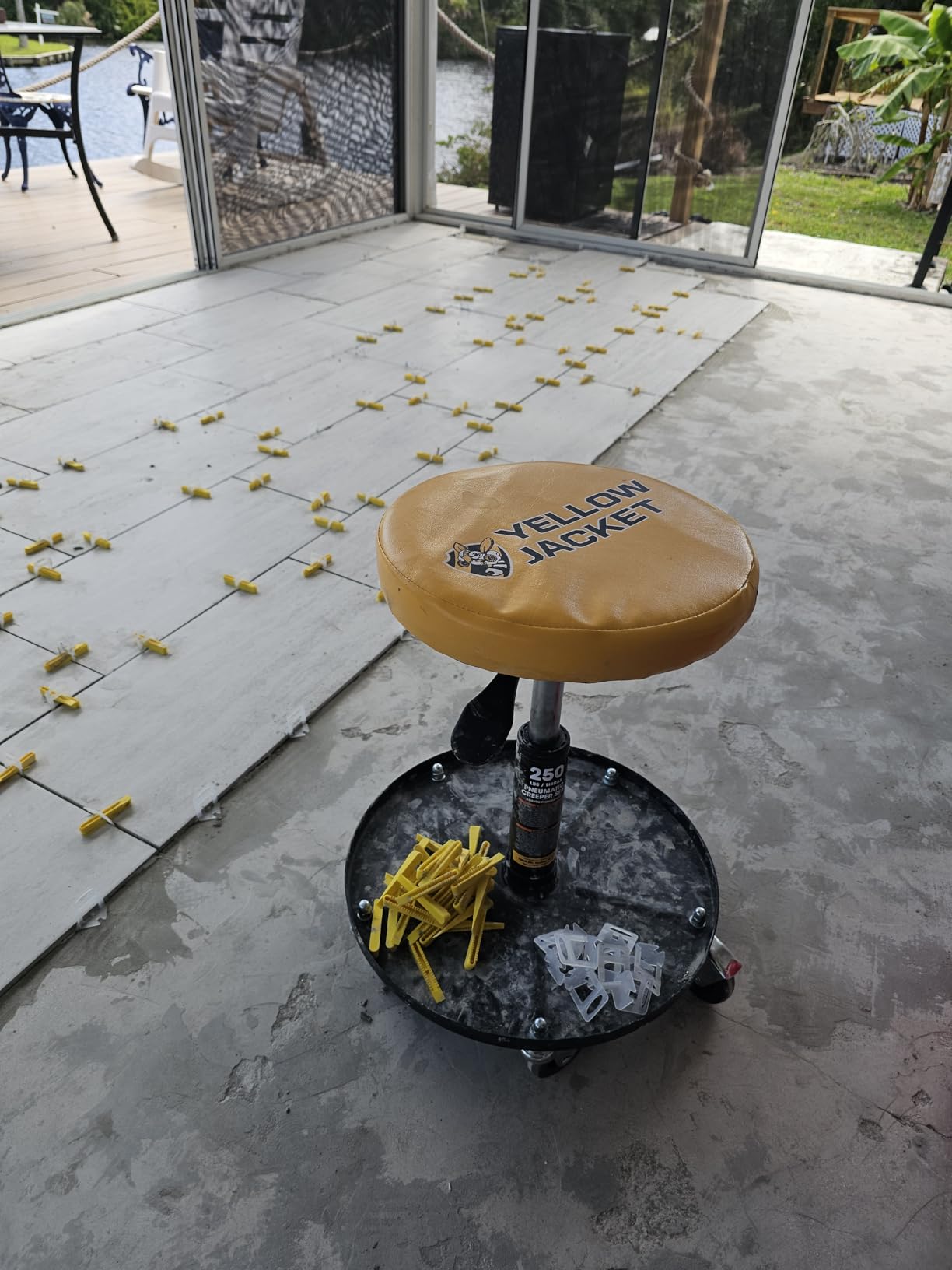YELLOW JACKET Rolling Mechanic Stool with Wheels Pneumatic Garage Shop Seat Adjustable Height Roller Mechanics Creeper Chair with Tool Tray for Auto Repair customer photo 1