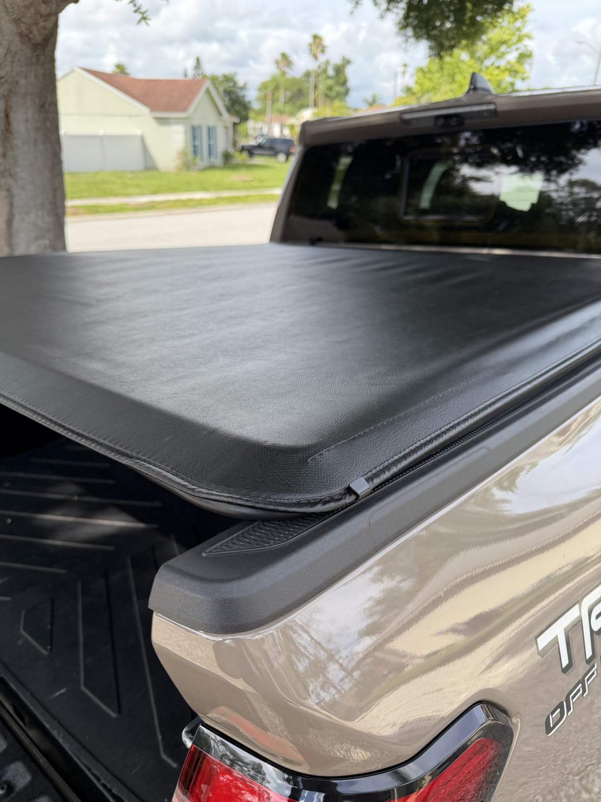 Tyger Auto T1 Soft Roll-up Truck Bed Tonneau Cover Compatible with 2024-2026 Toyota Tacoma (Only Fits Models with Factory Deck Rail System) | 5' (60