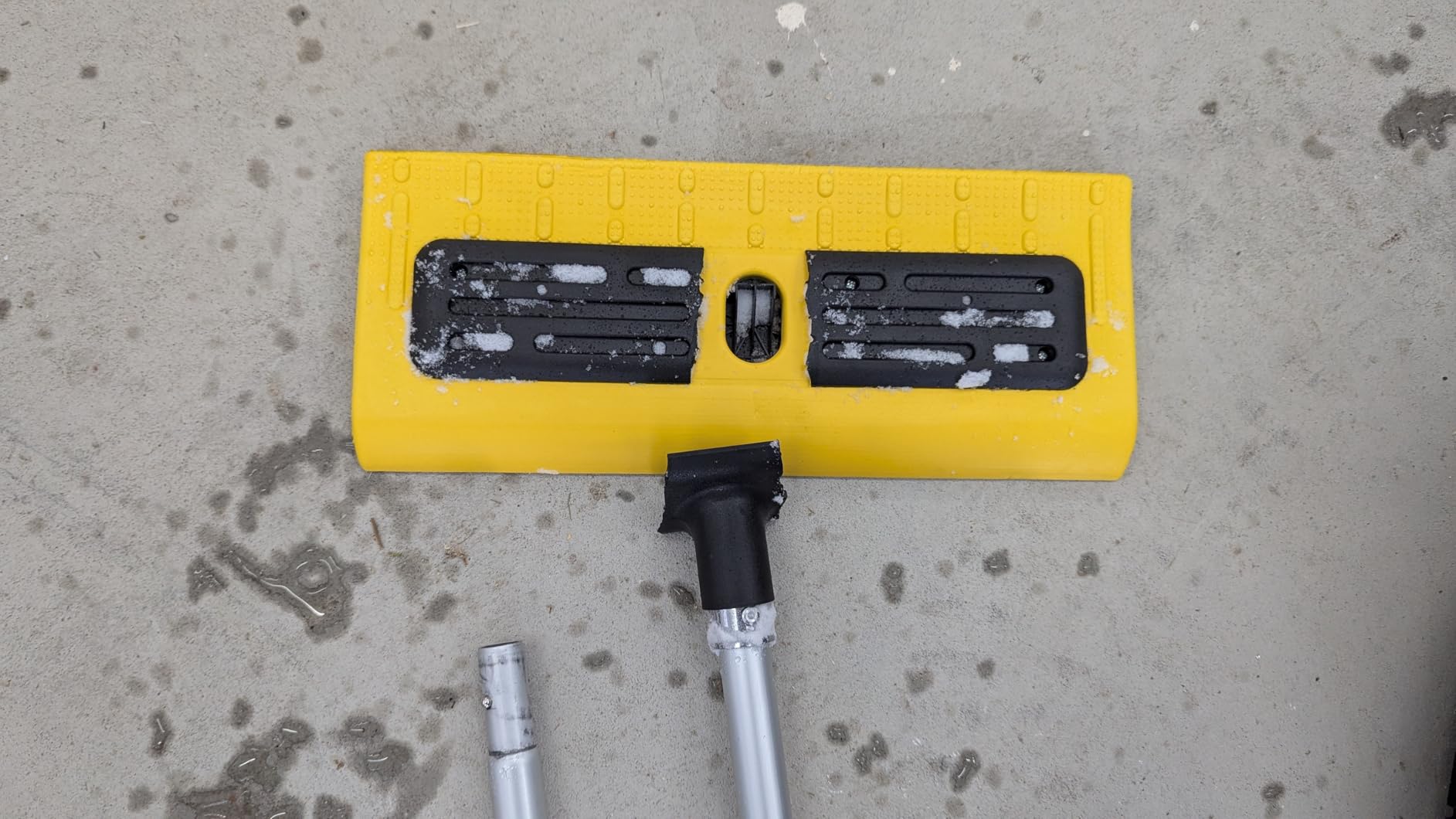 Never-Scratch SnowBuster,21-Foot Snow Roof Rake,EVA Soft Foam Pad Snow Removal Tool,Heavy-Duty Aluminum Handle,S-Shaped Push/Pull Design for House Roof,Solar Panels,Car Snow, and Leaves,Yellow customer photo 1
