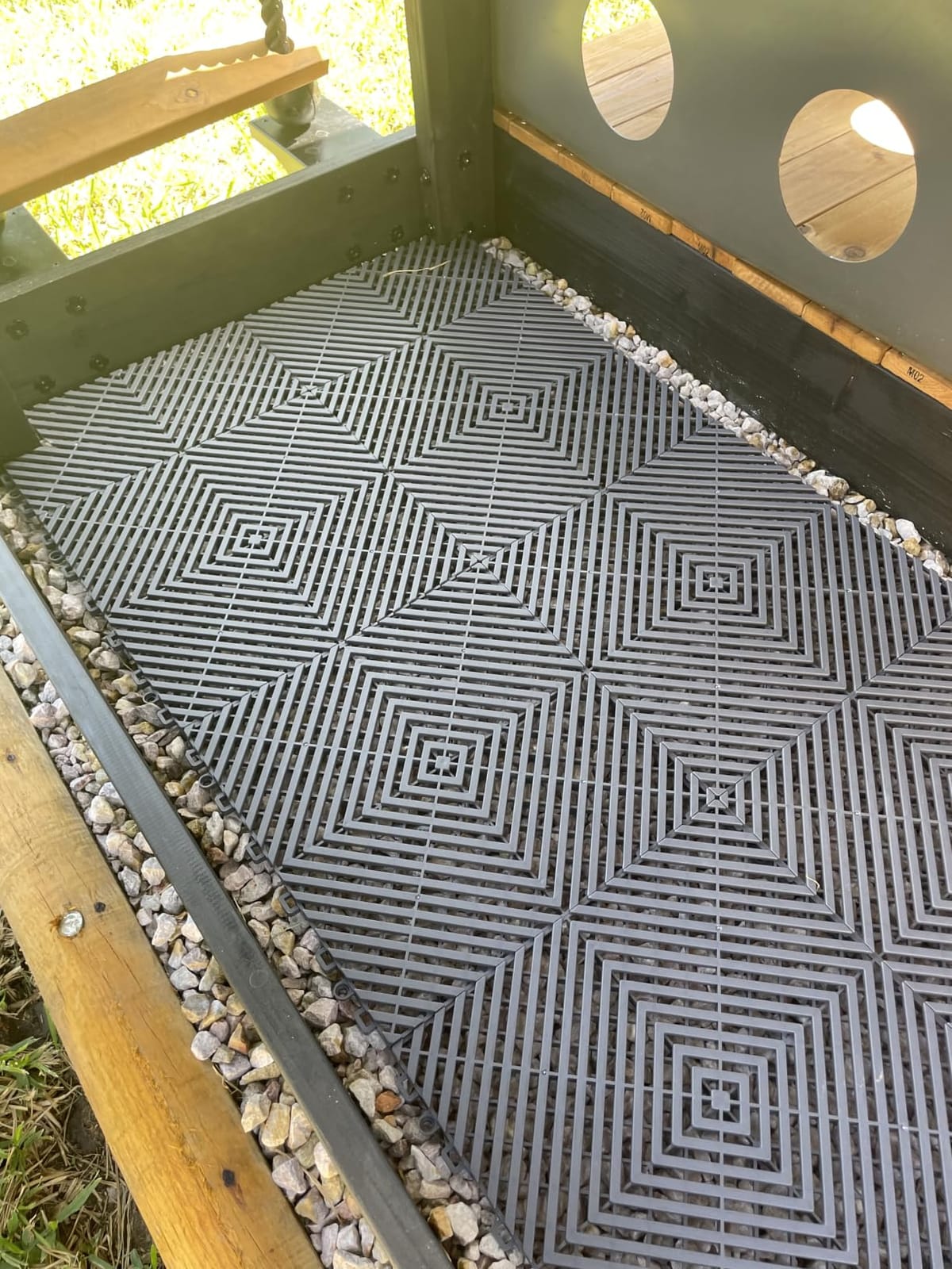 VEVOR Interlocking Drainage Mat, 12” x 12” Modular Interlocking Cushion, 55 Pcs Splicing Drainage Mats, Non-Slip PP Drainage Floor Tile and Shower Mat, for Garage, Garden, Kitchen & Outdoor, Black customer photo 2