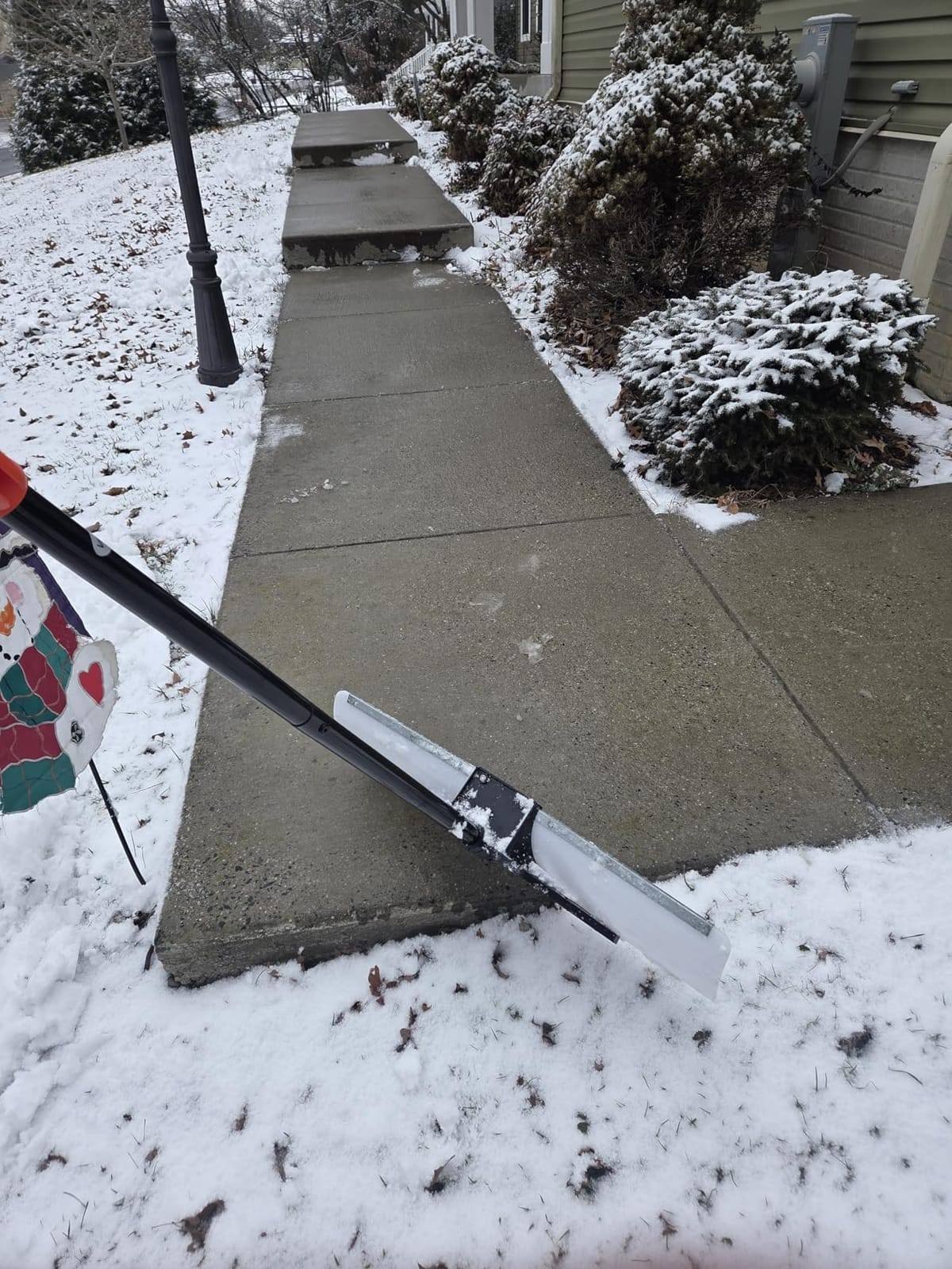 VEVOR Snow Pusher, 48 inch Wide Push Snow Shovel Plow for Driveway, Sidewalks and Doorways with Segmented Handle, Ergonomic Grip and HDPE Plastic Blade customer photo 1