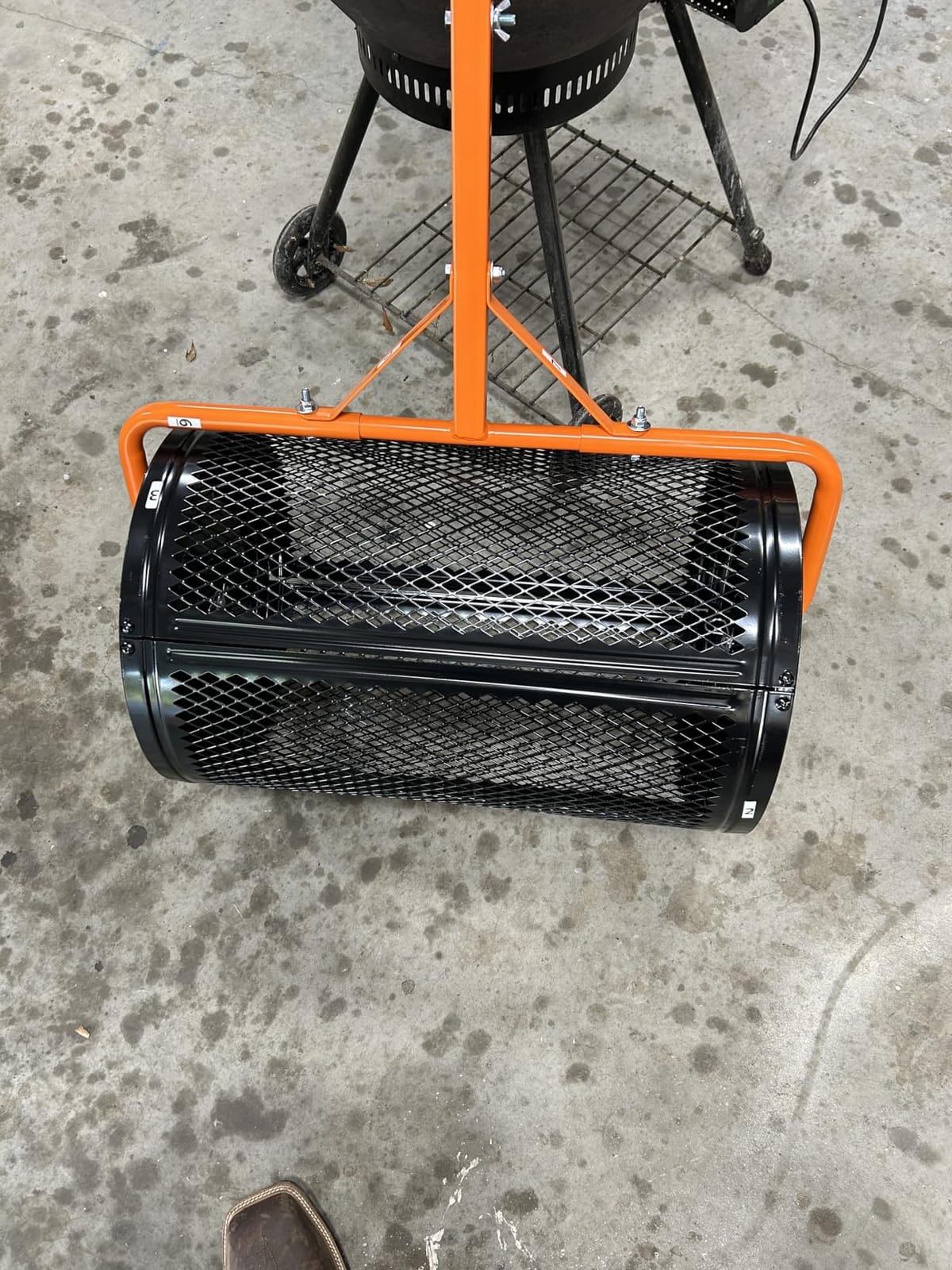 VEVOR Tow Behind Broadcast Spreader, 130LBS Capacity, Tow/Push Garden Spreader with 13 in Tires, 30 Adjustable Setting & 9.8 ft Spreading Width, Lawn Spreaders for Seed, Fertilizer, Salt, Ice Melt customer photo 2